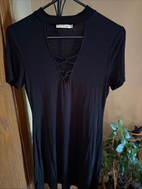 Heart Hips Black Short-Sleeve V-Neck Midi Dress